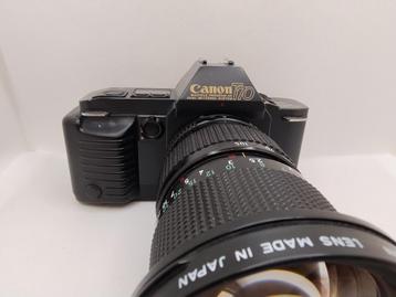 Canon T70-camera met een Canon-zoomlens FD 35-105 mm 1: 3,5