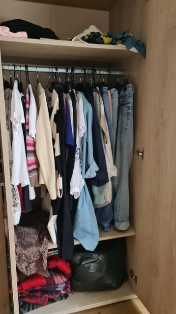 Grote kleerkast in houtlook. beschikbaar voor biedingen