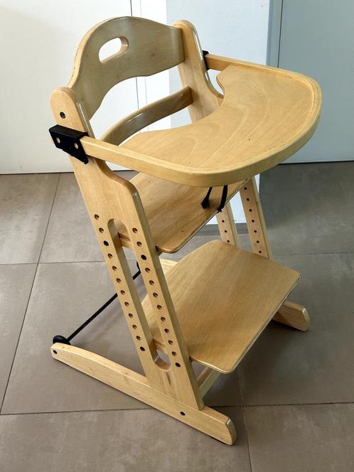 Meegroei houten kinderstoel, Kinderen en Baby's, Kinderstoelen, Zo goed als nieuw, Meegroeistoel, Afneembaar eetblad, Gordel(s)