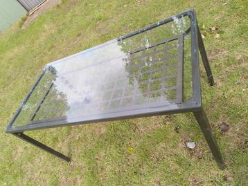 Salontafel met glazen blad beschikbaar voor biedingen