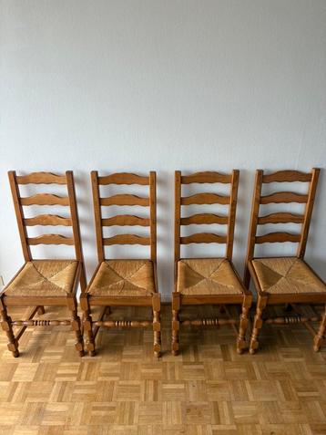 4 chaises en bois massif 20€ le lot beschikbaar voor biedingen