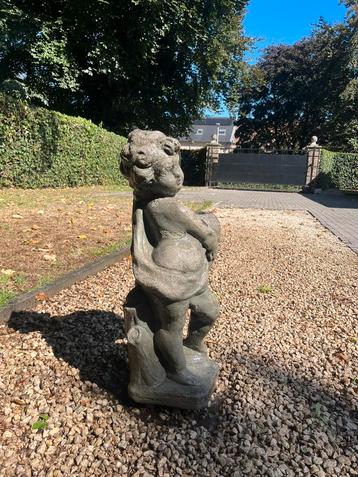 Prachtig tuinbeeld met bloempot beschikbaar voor biedingen