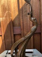 bronzen sculptuur abstracte vrouw die duif los laat, Ophalen of Verzenden