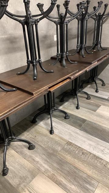 tables avec pied en fonte disponible aux enchères