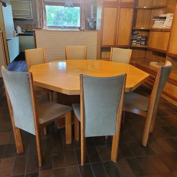 ACHTHOEKIGE TAFEL met 6 STOELEN beschikbaar voor biedingen