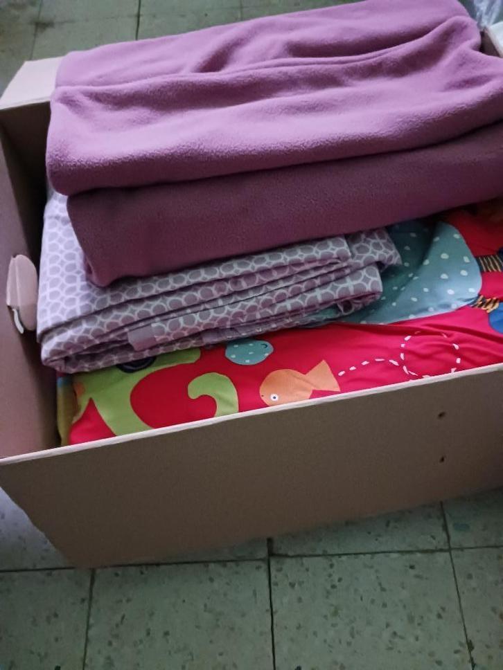 volle doos beddengoed, Huis en Inrichting, Slaapkamer | Beddengoed, Zo goed als nieuw, Dekbedovertrek, Eenpersoons, Rood, Ophalen