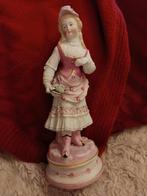 Porselein beeld meisje met de bloemenkorf., Antiek en Kunst, Antiek | Porselein, Ophalen of Verzenden