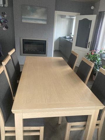 Tafel en 6 stoelen beschikbaar voor biedingen