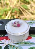 boite a pilule porcelaine ronde decor galants, Ophalen of Verzenden