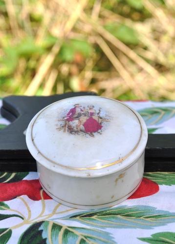 boite a pilule porcelaine ronde decor galants, Enlèvement ou Envoi