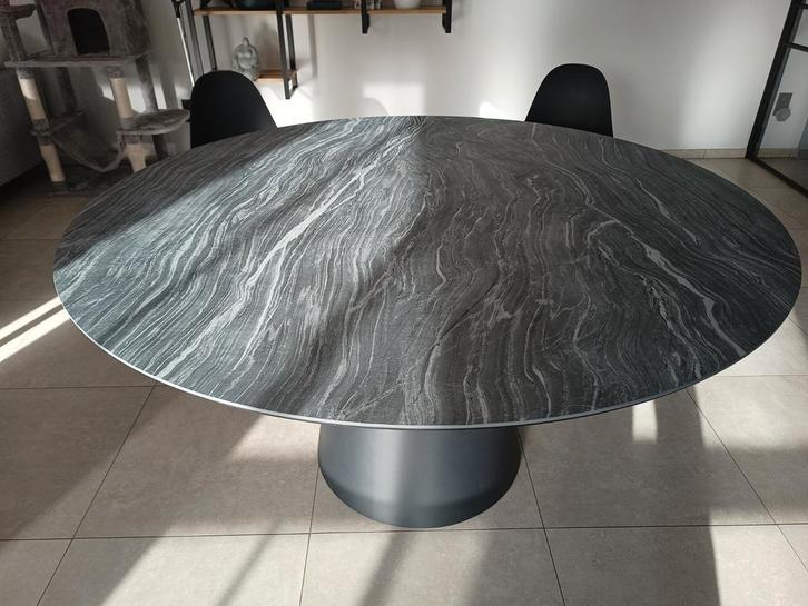 Prachtige ronde tafel , keramisch blad, gepoedercoate voet., Huis en Inrichting, Tafels | Eettafels, Ophalen