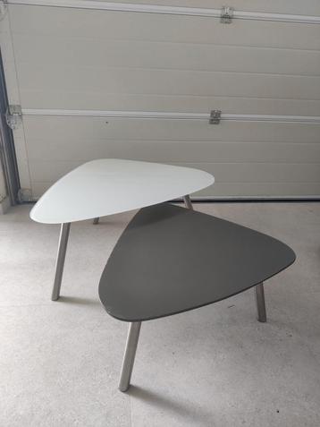 Set van twee salontafeltjes  beschikbaar voor biedingen