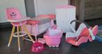 Poppenmeubeltjes: bed, eetstoel, kleerkast, maxi-cosi, bad, Ophalen, Zo goed als nieuw, Babypop