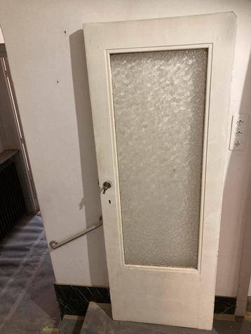 Antieke witte binnendeur met gehamerd glas beschikbaar voor biedingen