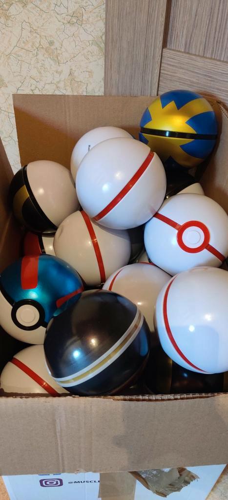 Heel veel verschillende Pokemon Ballen, Hobby en Vrije tijd, Verzamelkaartspellen | Pokémon, Zo goed als nieuw, Ophalen