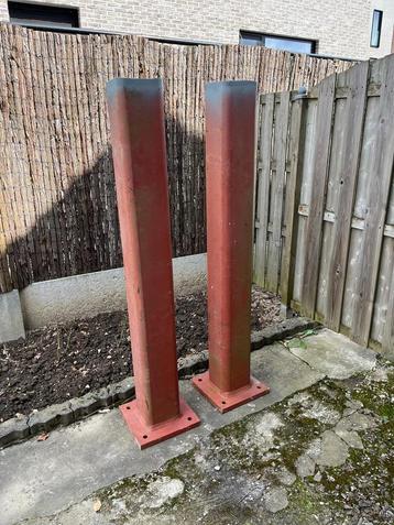 Twee metalen zuilen  ( zie beschrijving)  beschikbaar voor biedingen