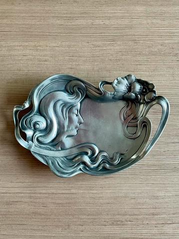WMF Art Nouveau-decoratie damespatroon met bloemen beschikbaar voor biedingen