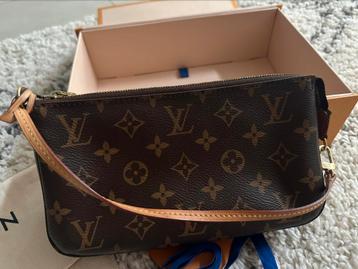 Louis Vuitton Pochette Accessoires beschikbaar voor biedingen