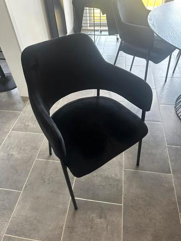 Zwarte stoelen beschikbaar voor biedingen