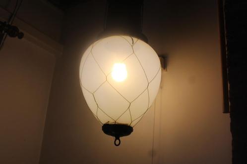Vintage hanglamp van ijzer en opaline, Antiek en Kunst, Antiek | Verlichting, Ophalen