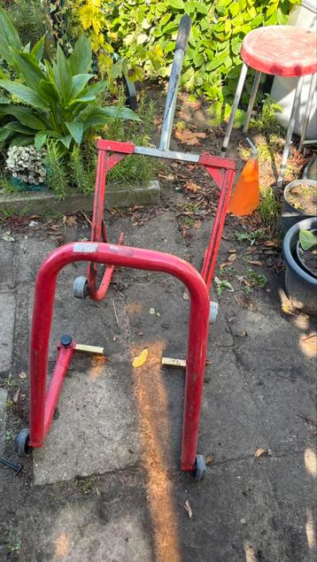 Paddockstand beschikbaar voor biedingen