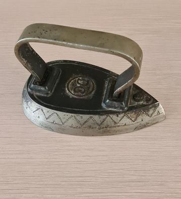 Antiek - Art Deco: strijkijzer in gietijzer nr 6 DC beschikbaar voor biedingen