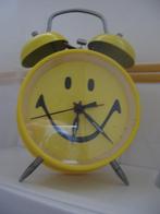 Réveil mécanique "Émoticône" de couleur jaune vif. Jamais ut, Analogique, Réveil ou Horloge, Enlèvement ou Envoi, Neuf