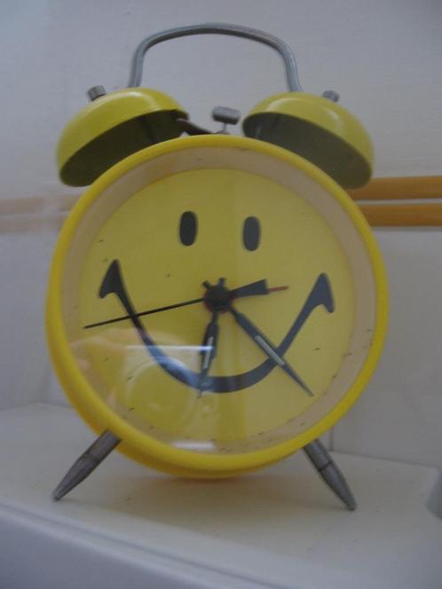 Réveil mécanique "Émoticône" de couleur jaune vif. Jamais ut, Maison & Meubles, Accessoires pour la Maison | Horloges, Neuf, Réveil ou Horloge