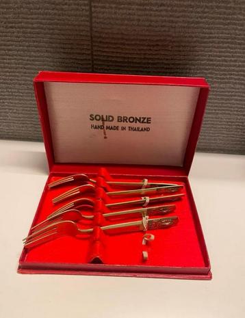 Ensemble unique de fourchettes et de couteaux d'Asie, Enlèvement, Bronze