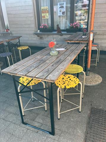 Tafels en krukjes zomerbar beschikbaar voor biedingen