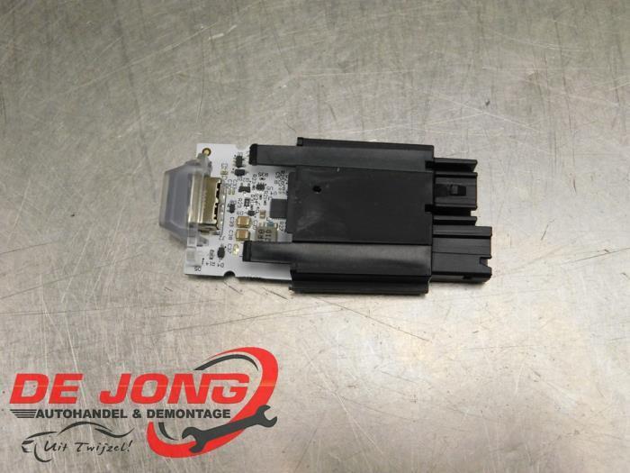 AUX/USB aansluiting van een Fiat 500e, Auto-onderdelen, Elektronica en Kabels, Fiat, Gebruikt, 3 maanden garantie, Ophalen of Verzenden