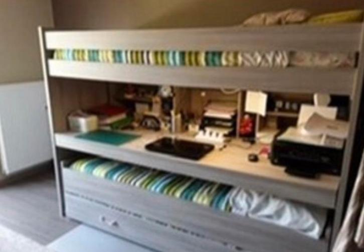 Stapelbed met extra bed, bureau en opbergruimte, Kinderen en Baby's, Kinderkamer | Stapelbedden en Hoogslapers, Zo goed als nieuw