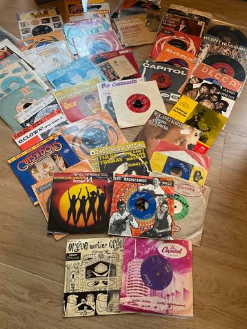 Singles 50-tal in koffertje/ meerdere genres beschikbaar voor biedingen