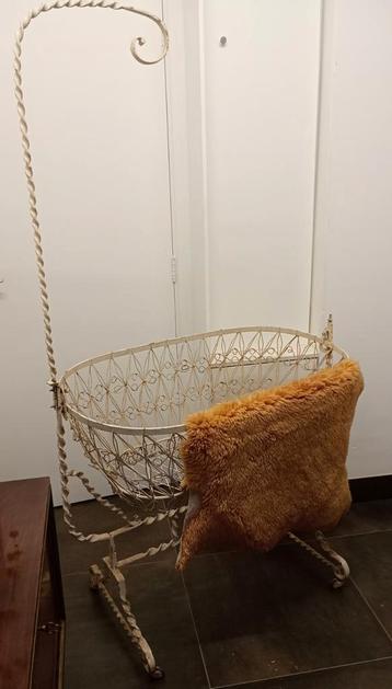 Antieke wieg 1950 beschikbaar voor biedingen