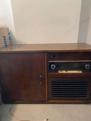 Vintage radiokast van vinyl beschikbaar voor biedingen