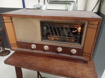 Antieke radio met lampen