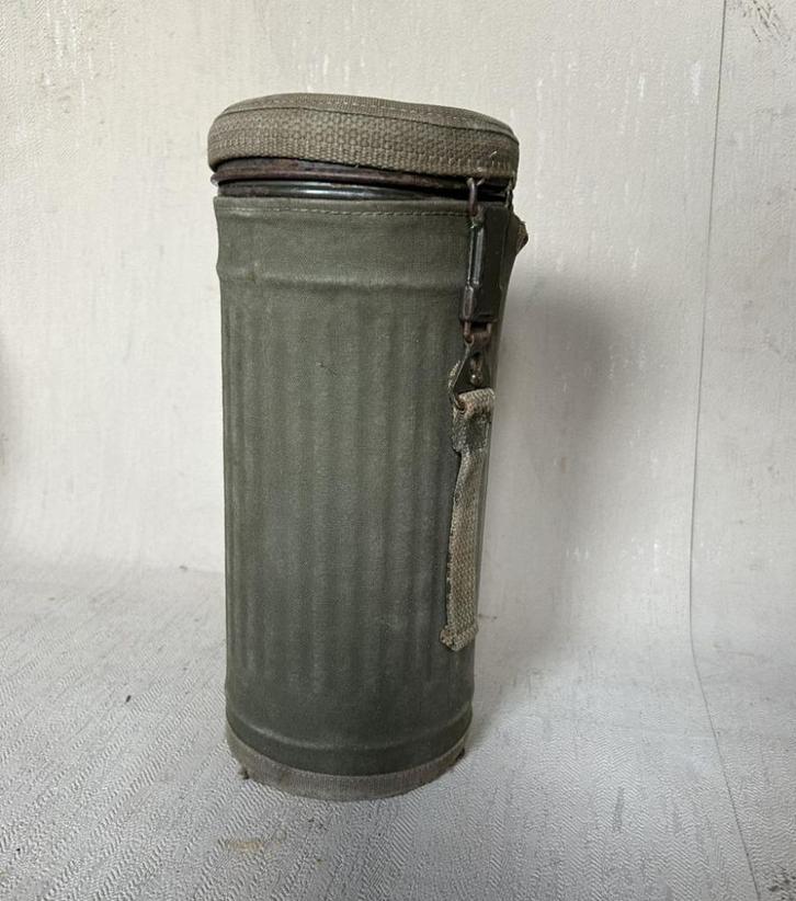 Duitse gasmaskerbus met cover eromheen, Verzamelen, Militaria | Algemeen, Landmacht, Kist of Geocache, Ophalen of Verzenden