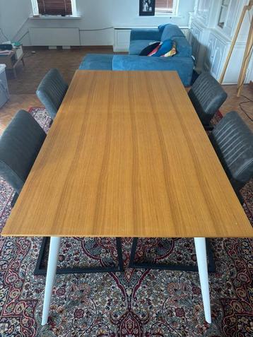 Moderne Eettafel beschikbaar voor biedingen