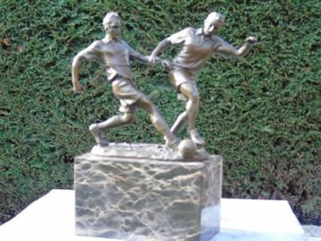 joueur de foot (2) en bronze signé ,  MILO beschikbaar voor biedingen