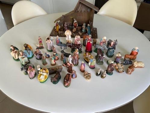 BROCANTE OUD KERSTMATERIAAL STAL EN ONGEVEER 40 BEELDJES, Diversen, Kerst, Gebruikt, Ophalen