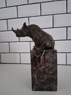 Bronzen neushoorn op marmeren voet., Antiek en Kunst, Ophalen of Verzenden