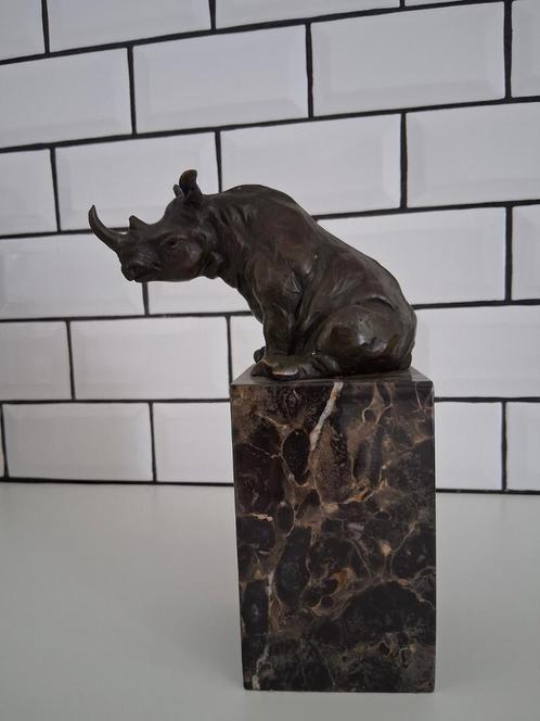 Bronzen neushoorn op marmeren voet., Antiek en Kunst, Kunst | Beelden en Houtsnijwerken, Ophalen of Verzenden