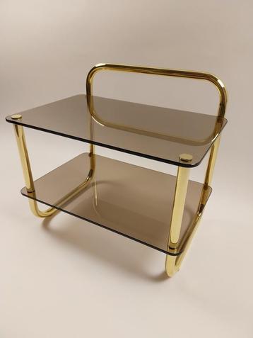 Vintage Bijzettafel met Gouden Frame en Rookglas, Jaren 70 beschikbaar voor biedingen