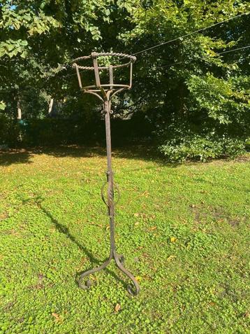 Smeedijzeren plantenstaander beschikbaar voor biedingen