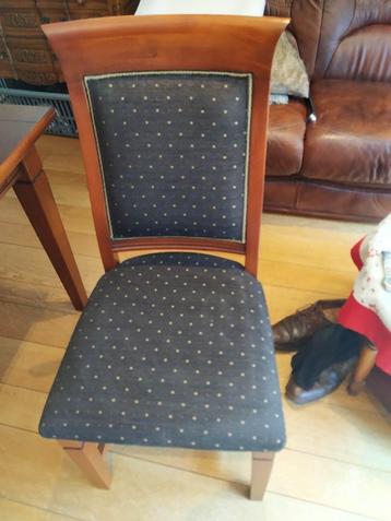 STOELEN IN KERSELAAR  beschikbaar voor biedingen