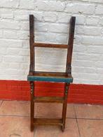 Echelle d'un yacht en acajou, Enlèvement