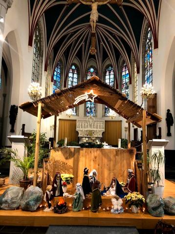 Kerststal geboetseerd 60cm grote figuren beschikbaar voor biedingen