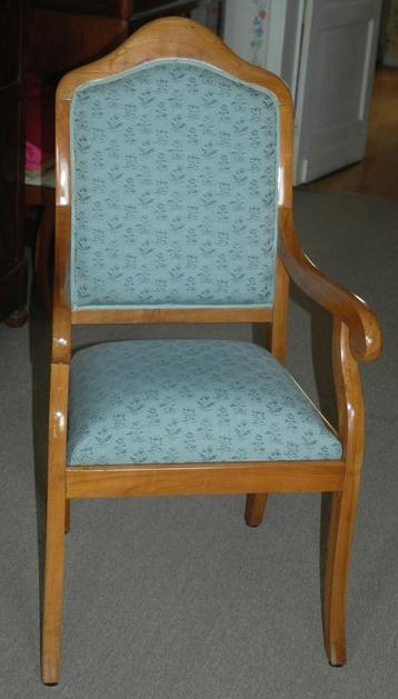 19e eeuwse kersenhouten fauteuil beschikbaar voor biedingen