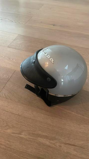 Vespa helm beschikbaar voor biedingen