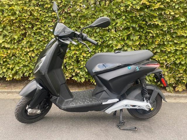 Piaggio 1 plus PMP forever black klasse B, Fietsen en Brommers, Scooters | Piaggio, Zo goed als nieuw, Overige modellen, Klasse B (45 km/u)